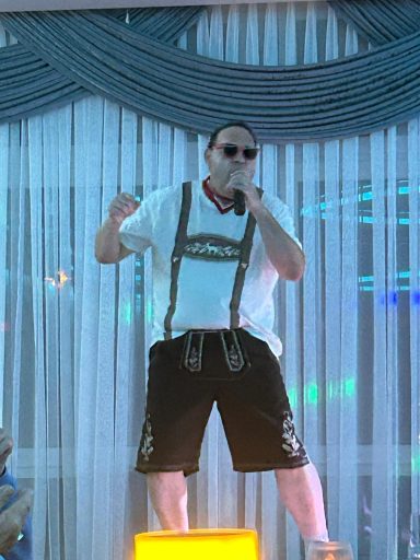 Batriec Avent bei einem musikalischen Auftritt auf der Bühne.