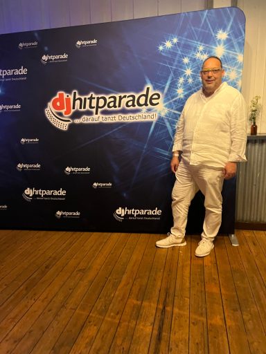 Batriec vor der Fotowand beim Sommerfest der DJ Hitparade